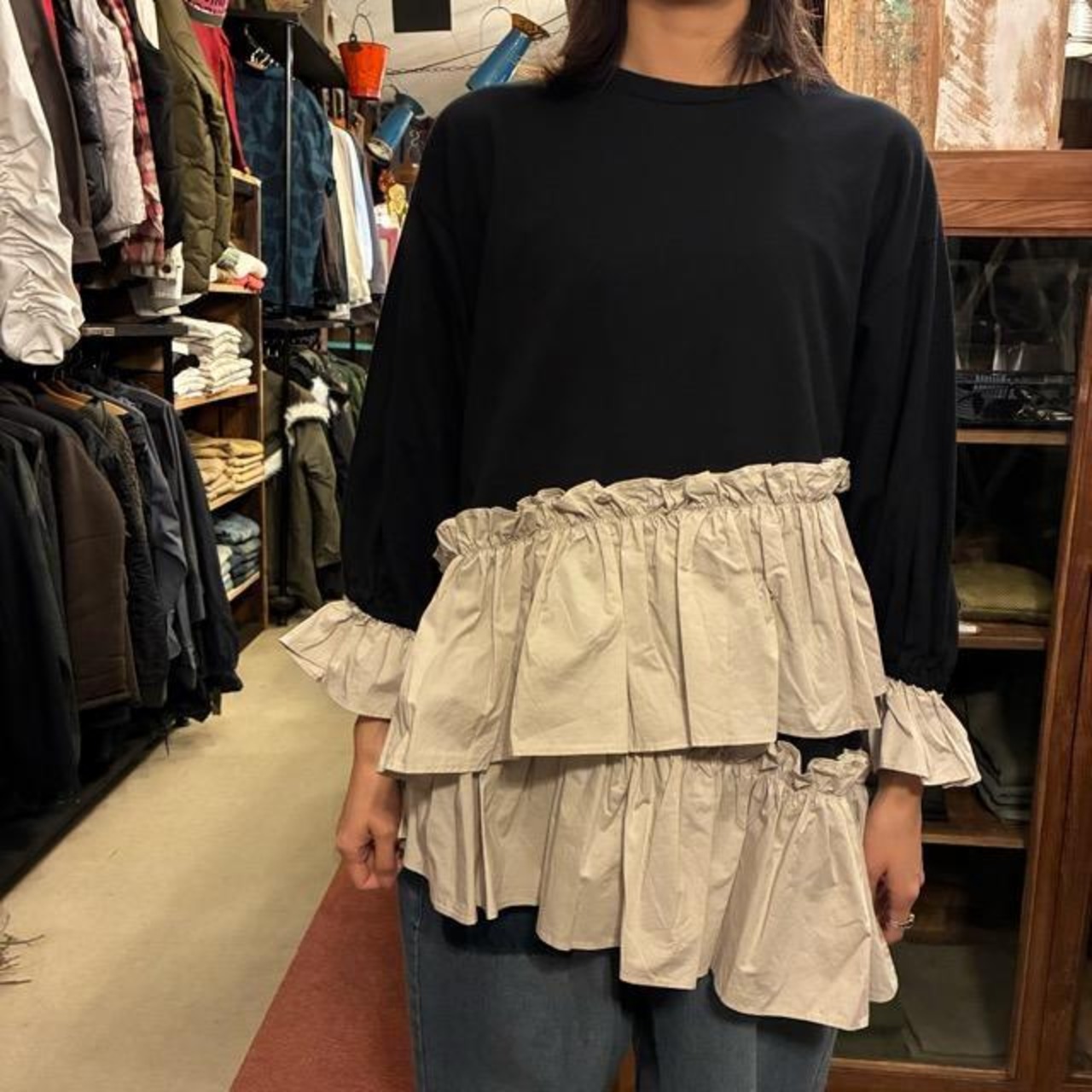 UNIVERSAL SEVEN Classic Jersey Two-Color Asymmetrical Frill Pullover in Black and Greige with White Cut and Sew Blouse