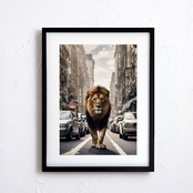 Lion Trip｜都会を旅するライオンのユニークアートポスター｜木製額縁付き・国内生産A2ポスター