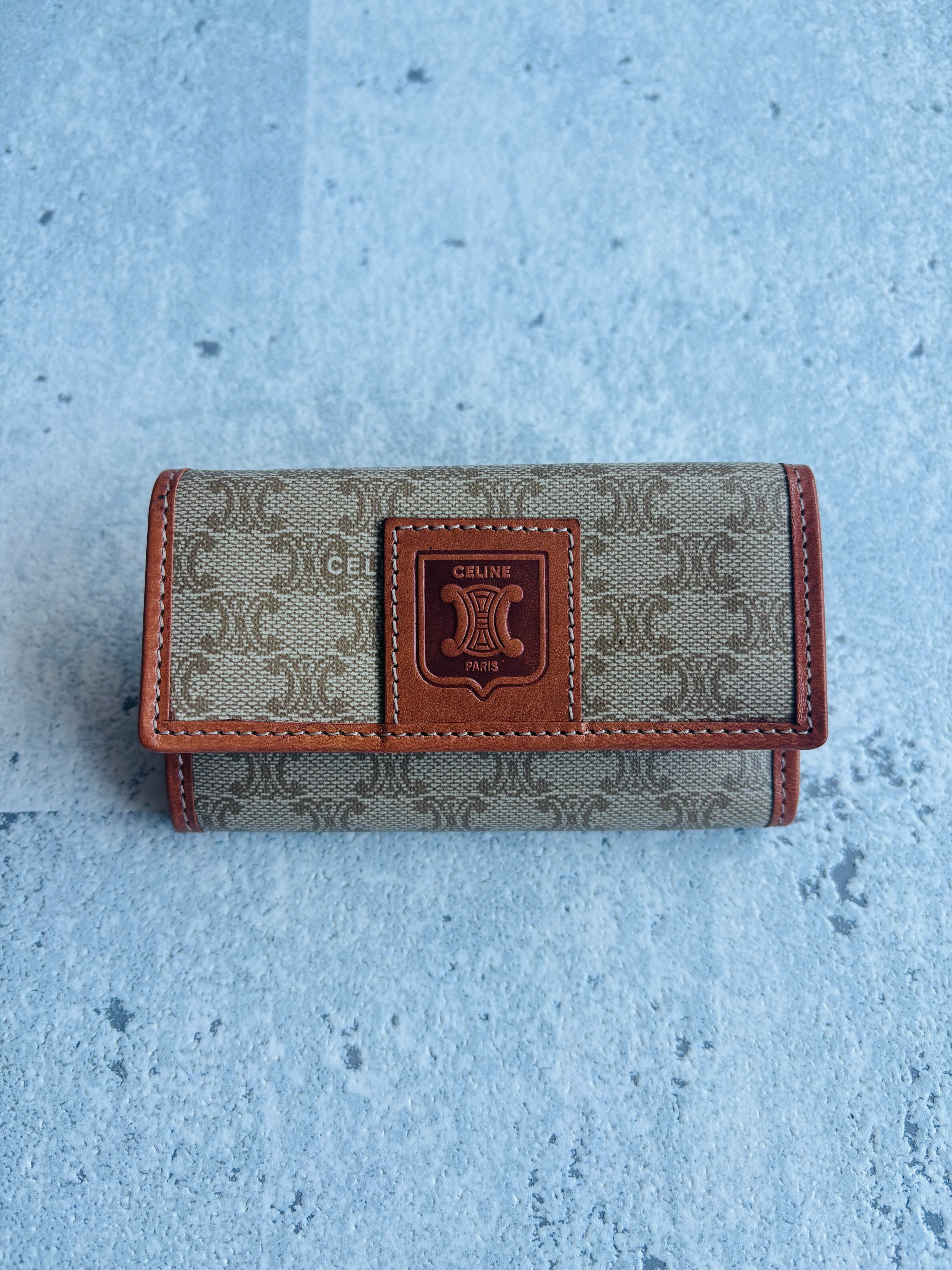 GIVENCHY 英字ロゴ型落し キャンバスレザー キーケース | Petit luxe