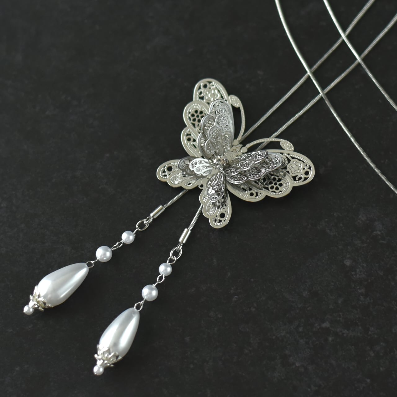 薄氷の羽音|銀の蝶が希望を紡ぐ幻想のループタイネックレス/バタフライ シルバー パール 首飾り ロングネックレス