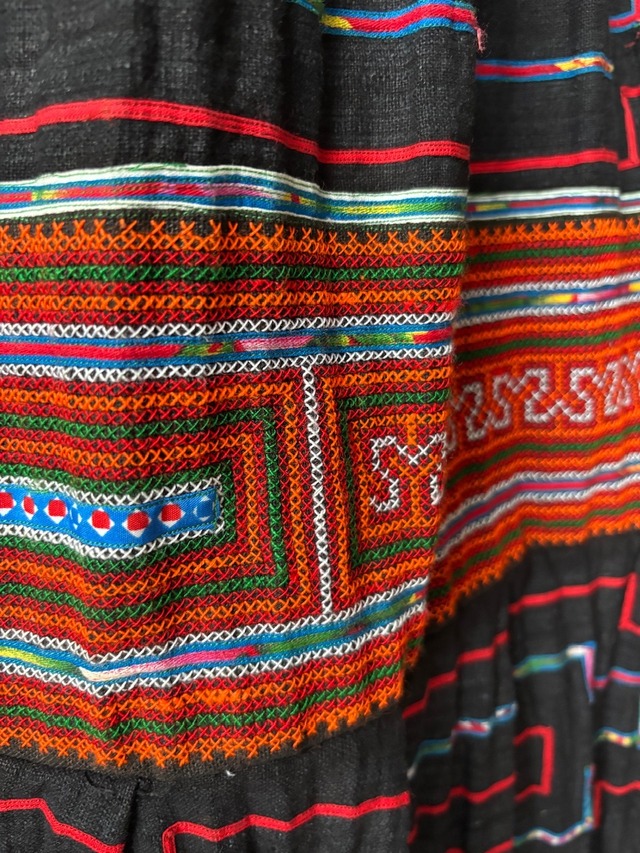 モン族スカート 033 ロング 手刺繍 藍染布