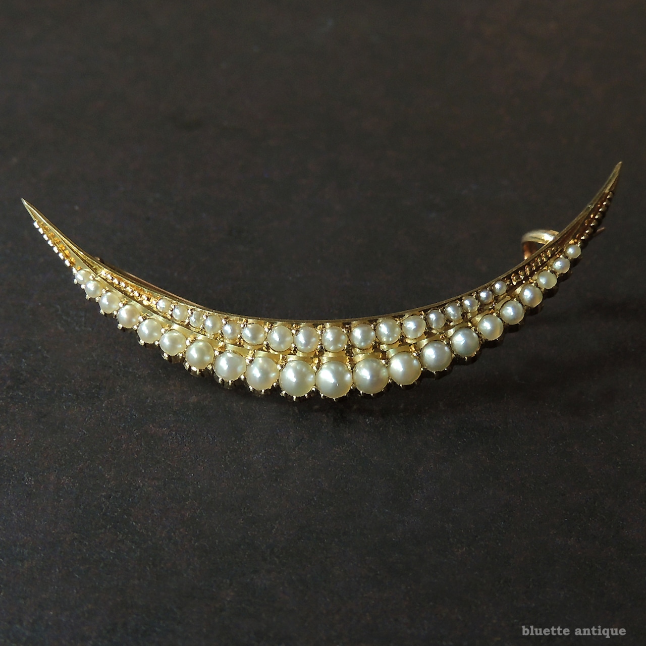 英国アンティークジュエリー 15ctゴールド 二重真珠 クレセント(三日月)ブローチ(ソーティングメモ付)