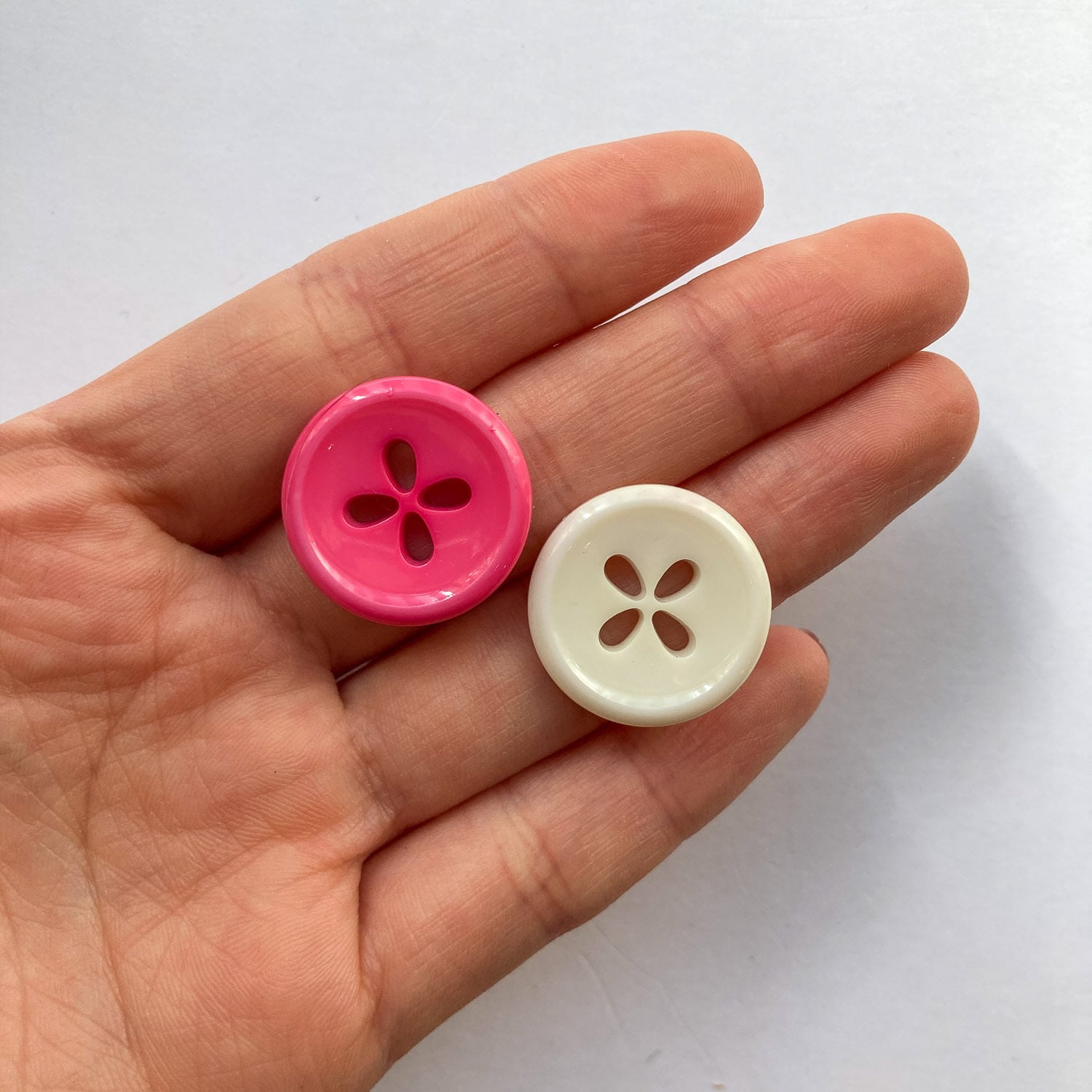 カラーお花型4つ穴ラウンドボタンM（21mm） | Dua-アクセサリーパーツ