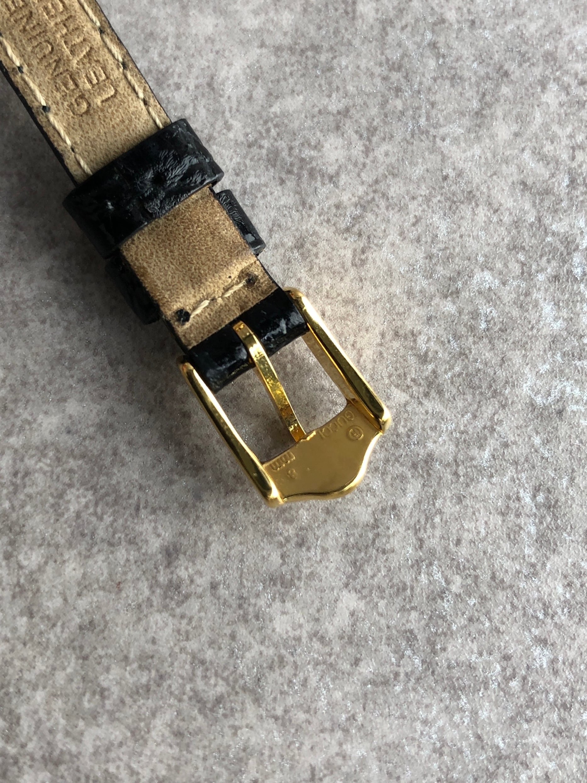 GUCCI グッチ 腕時計 ゴールド ブラック ラウンドフェイス レザー