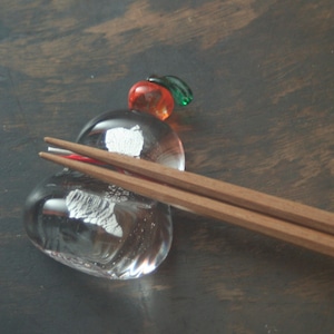 【‘23 迎春】ガラス 箸置 鏡餅 銀箔 (高さ 7 cm)(水引付き)