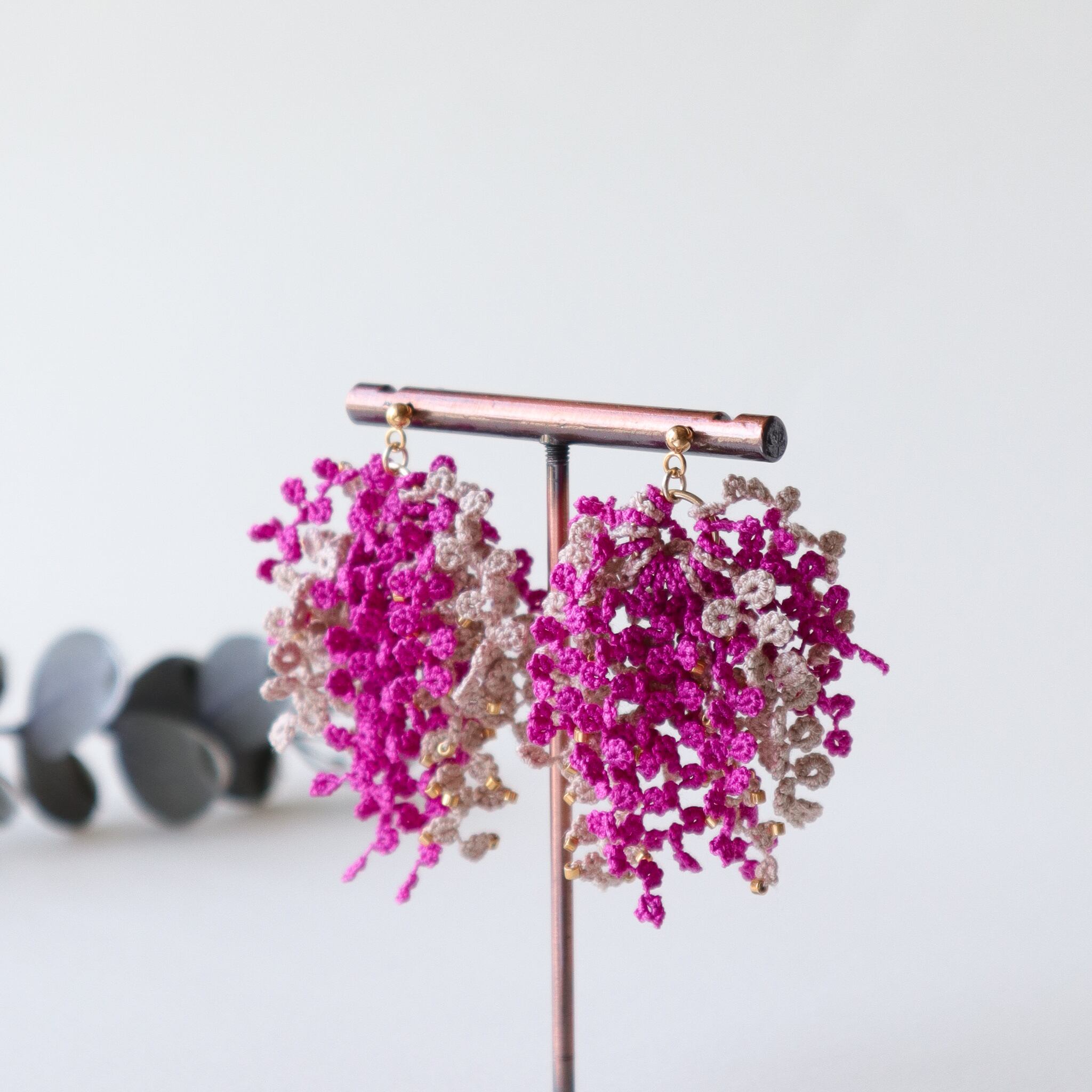 タティングレースとビーズのピアス Fluffy＜フラッフィー＞Berry ※イヤリングに変更可