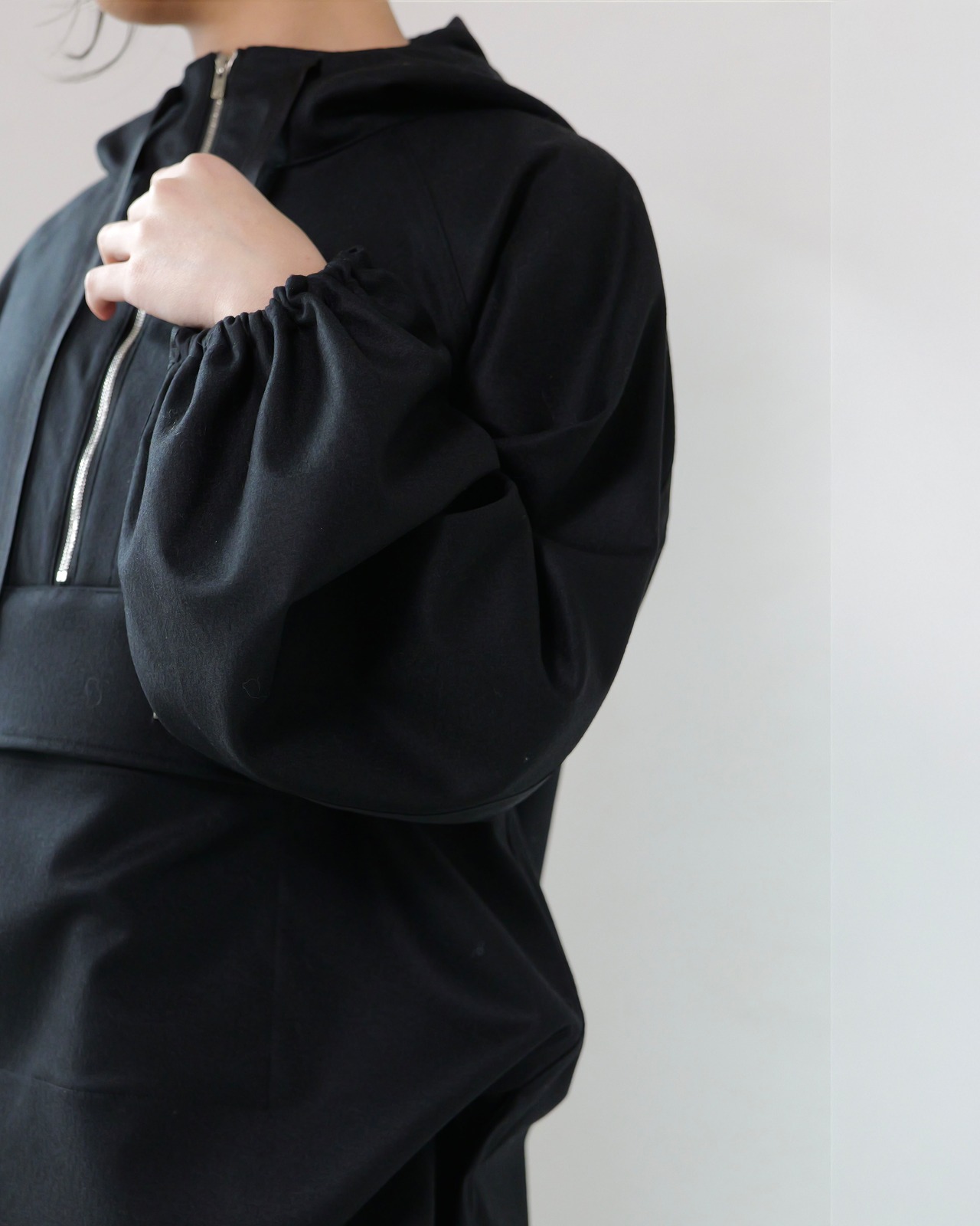 FOURAM - WOOL ANORAK HOODIE ：Black｜ウール／ワッシャー加工／マットフェイス