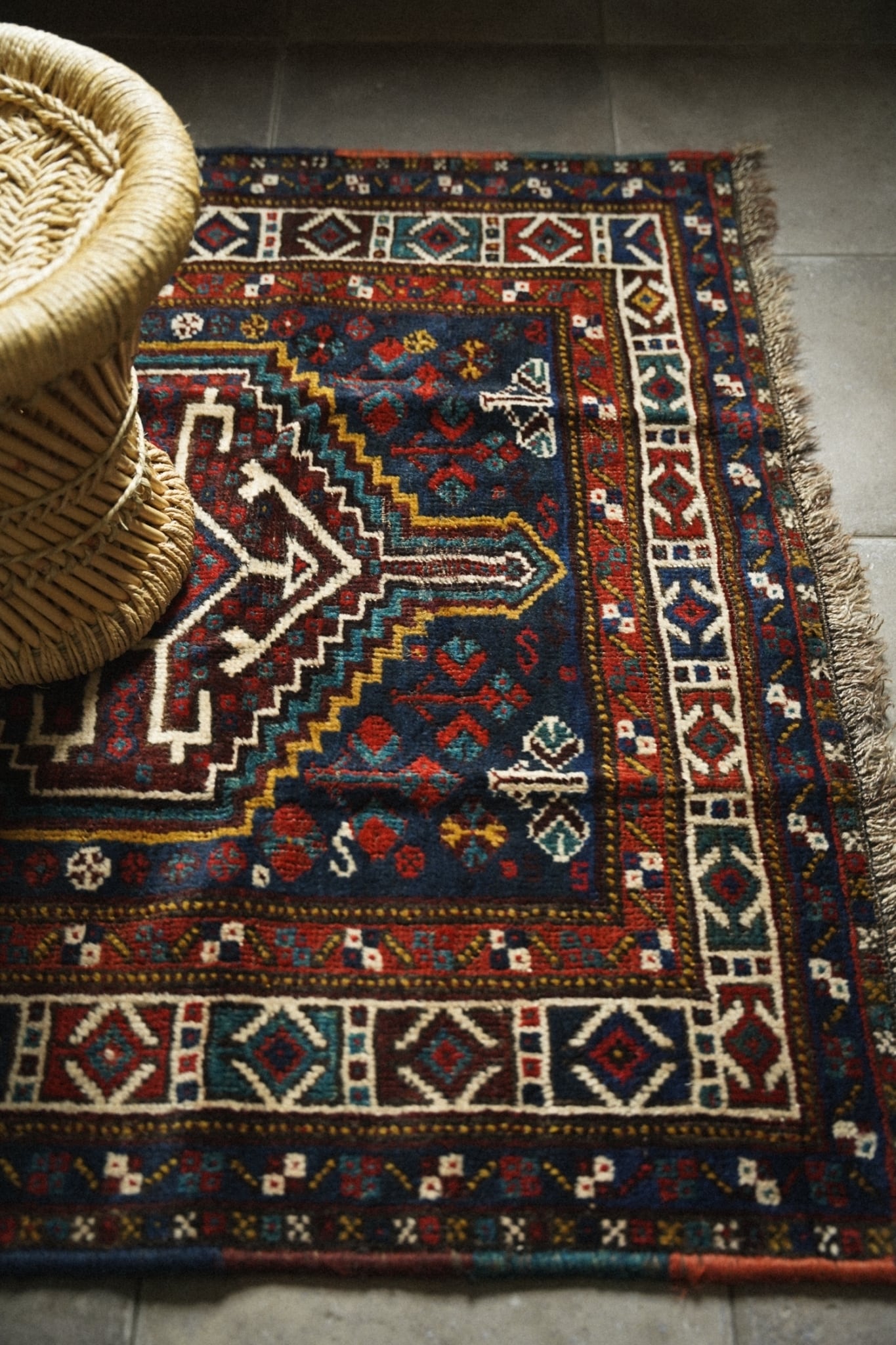 1135-Semi Antique Khamseh rug | 手織りのヴィンテージラグ専門店