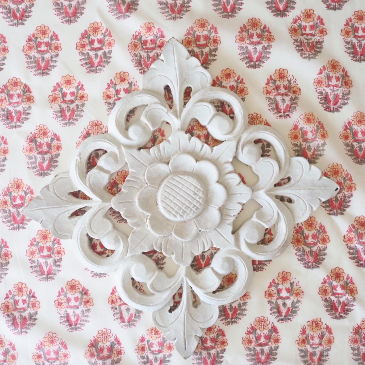 ブロックプリント生地【50cm単位】インド綿  片耳ボーダー付き 花柄(小) 白×赤×ベージュ #35170-WT2