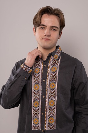 ウクライナ刺繍ヴィシヴァンカ　クロスステッチ手刺繍　Lサイズ　メンズ