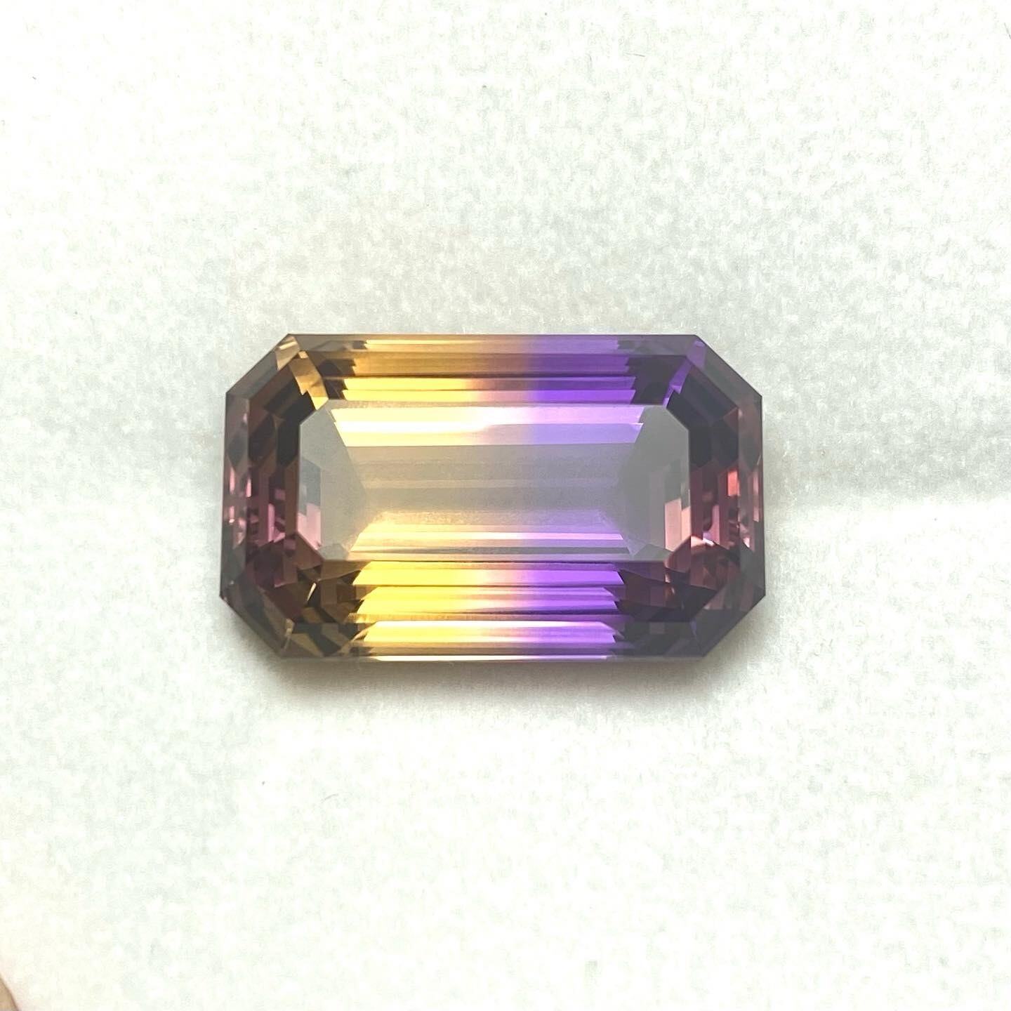 地球と人による美しいアート アメトリン