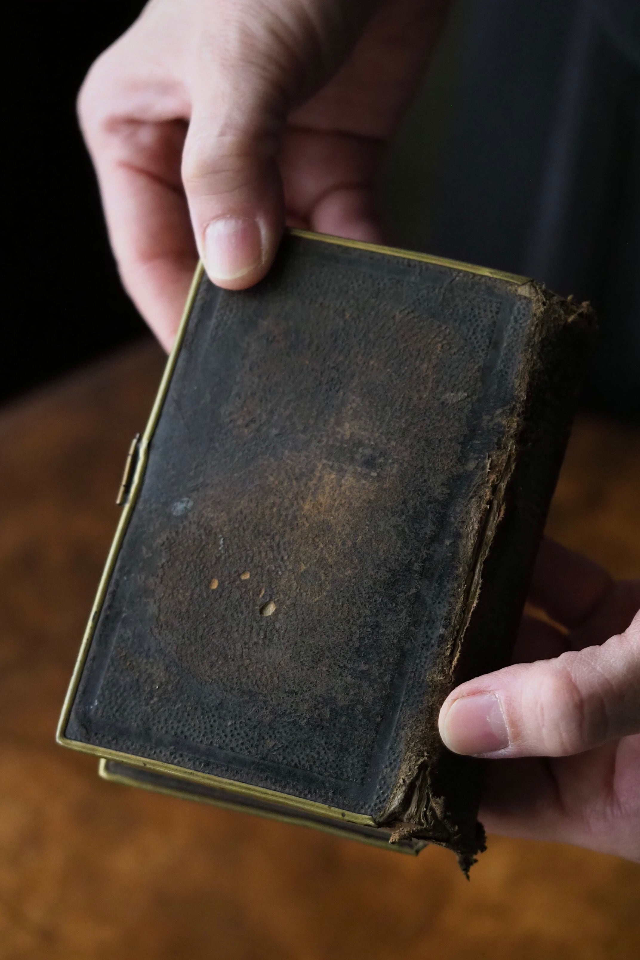 青いベルベットの祈祷書 ヴィンテージ アンティーク 撮影小物 ブルーベルベット張透かし細工クロスと縁取祈祷書】【1800年代後期