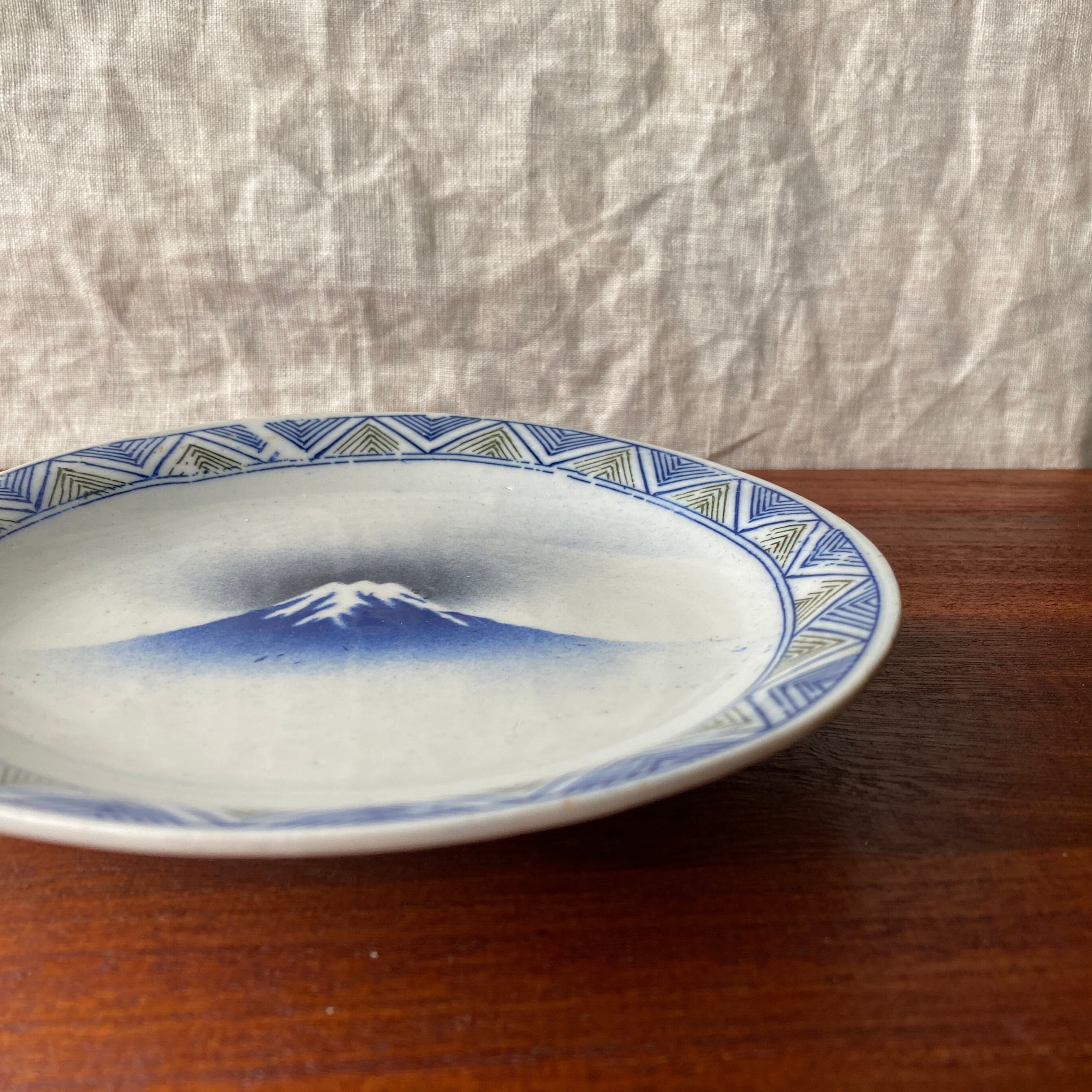 レトロモダンな富士山の吹き墨皿 | むかしのうつわ 迦史庵