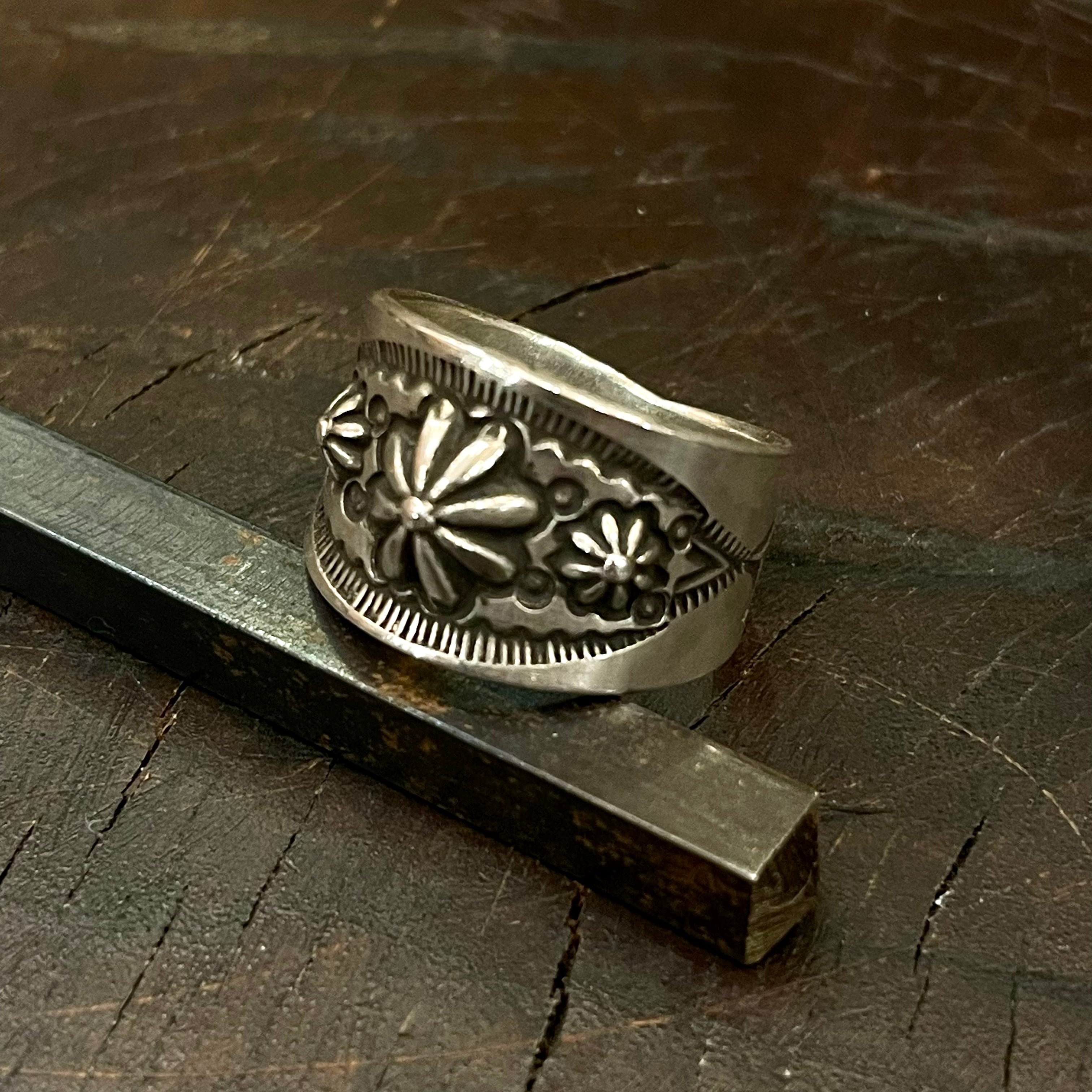 18号 Edison Sandy Smith コンチョリング 60ed7b918067293091b12f50dda2d7