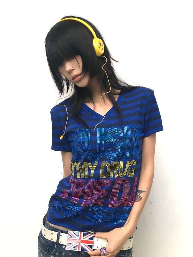 ラインストーンロゴ付きY2KグランジボーダーVネックTシャツ