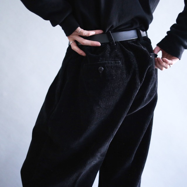 2-tuck tapered silhouette black corduroy super wide pants