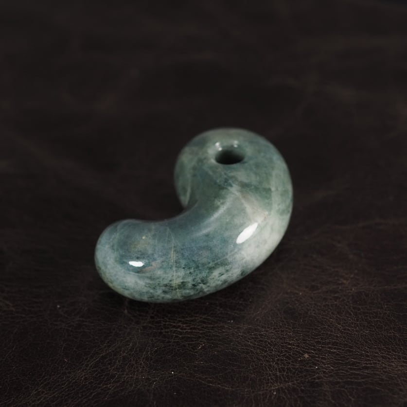 糸魚川翡翠 希少色 青系 まがたま 勾玉 12.8g Itoigawa Bluish Jadeite