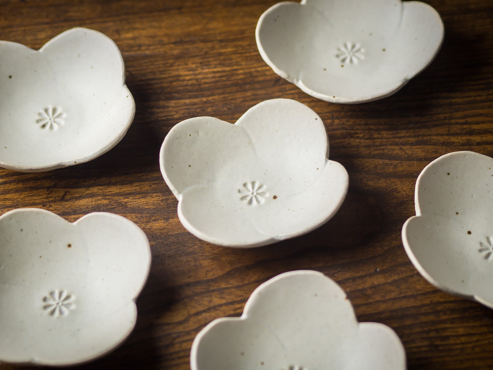 新品】直径約13cm 小皿 花文皿 5枚 手書き 【公式通販】