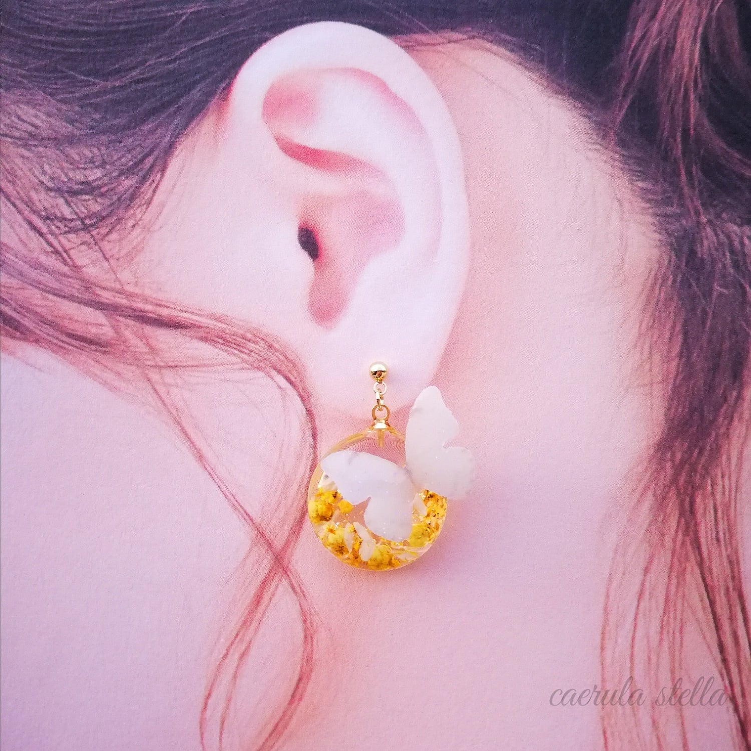 暗闇で光る 【 夜光蝶 と 花 の アシンメトリー イエロー ピアス
