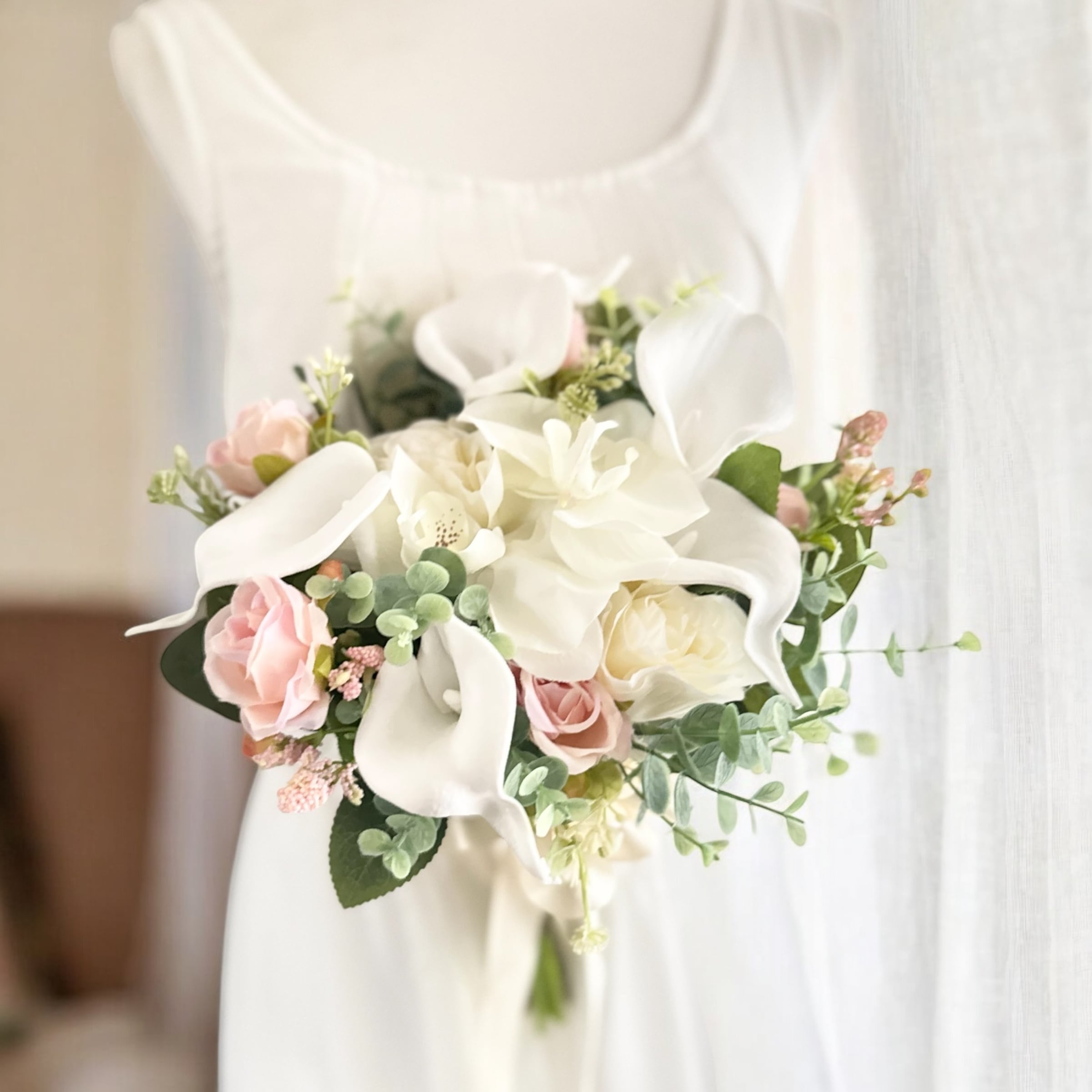 ホワイトカラー ブーケ ホワイトカラーのアームブーケ ブートニア しんどい