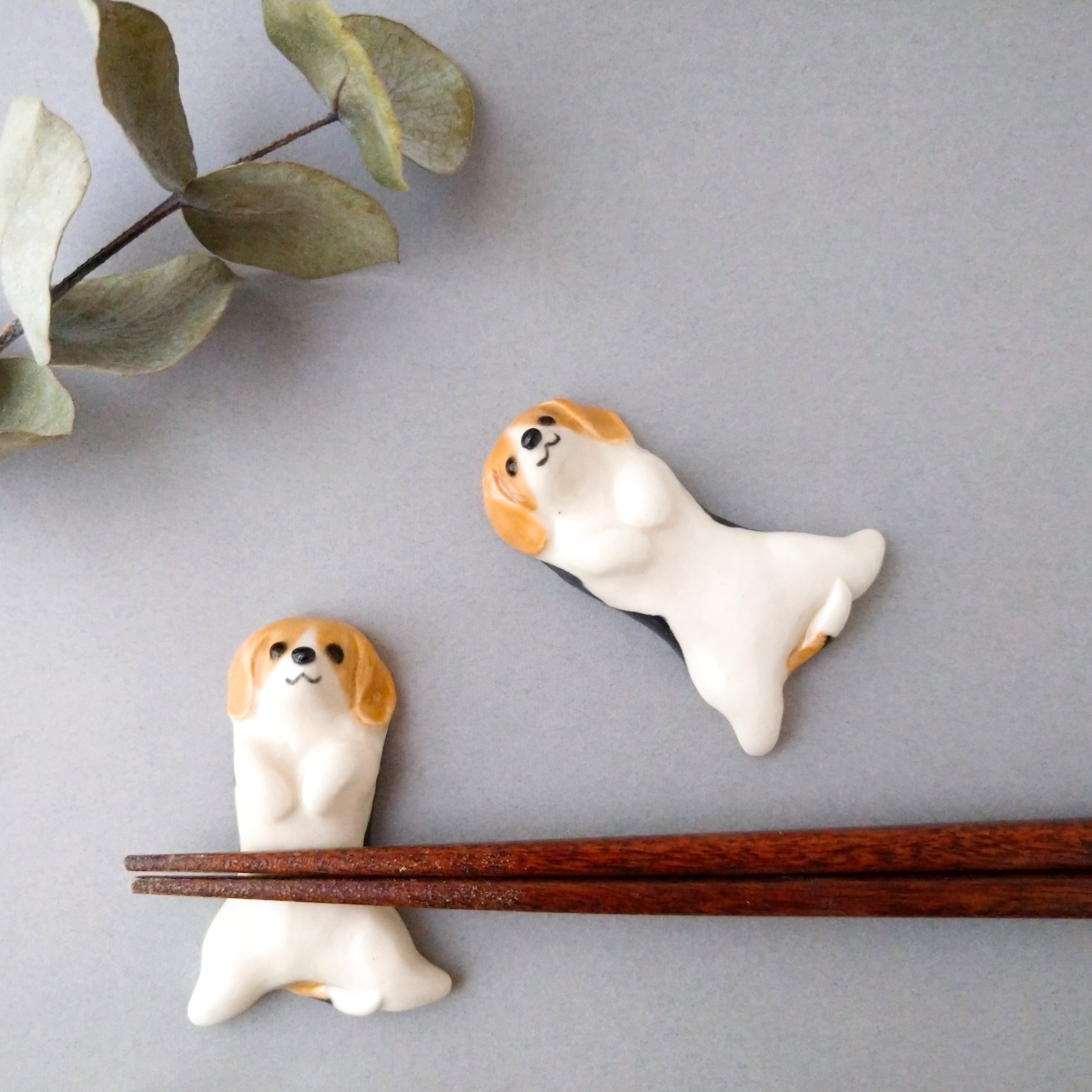 仰向けビーグル犬の箸置き | 陶器のことり