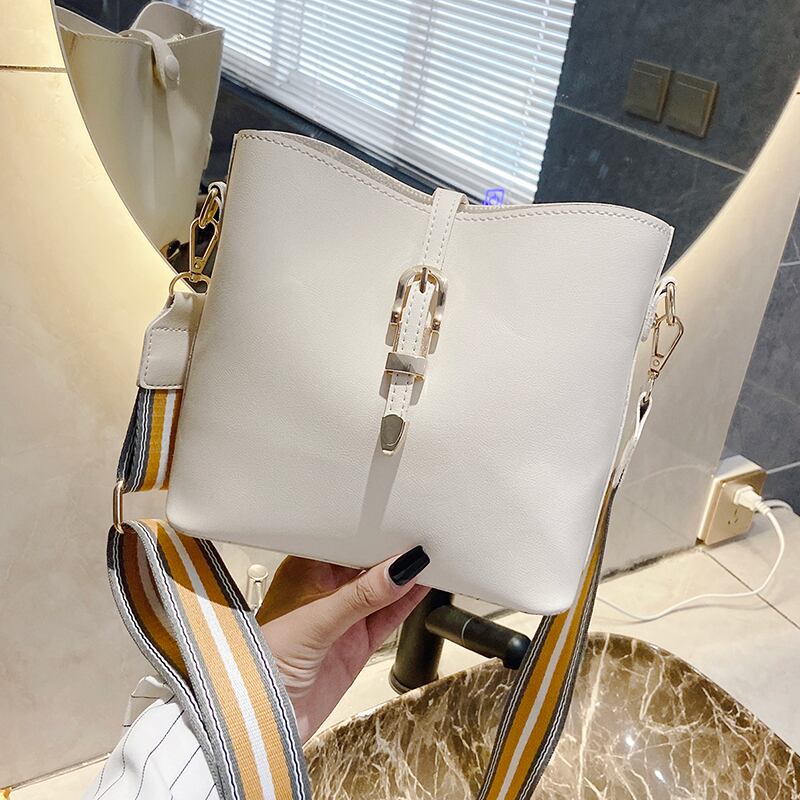 シンプルな風合いシングルショルダースモールバッグメスバッグ2020新しい流行のファッションレディメッセンジャーバッグポータブルブロードバンドバケットバッグ Tiancai_Wing_Bag59535018310