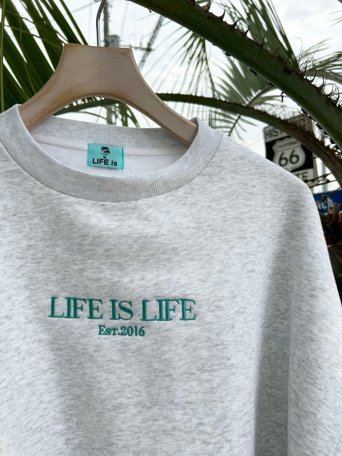 LIFEisLIFE 裏起毛刺繍クルースウェット ￥8,990(￥9,889)