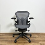 【2025年製】Herman Miller Aeron chair ハーマンミラー アーロンチェア リマスタード Bサイズ フル機能 グラファイト ポスチャーフィット オフィスチェア ALPG1 G1 G1 BB BK【中古】【YCサイズ】