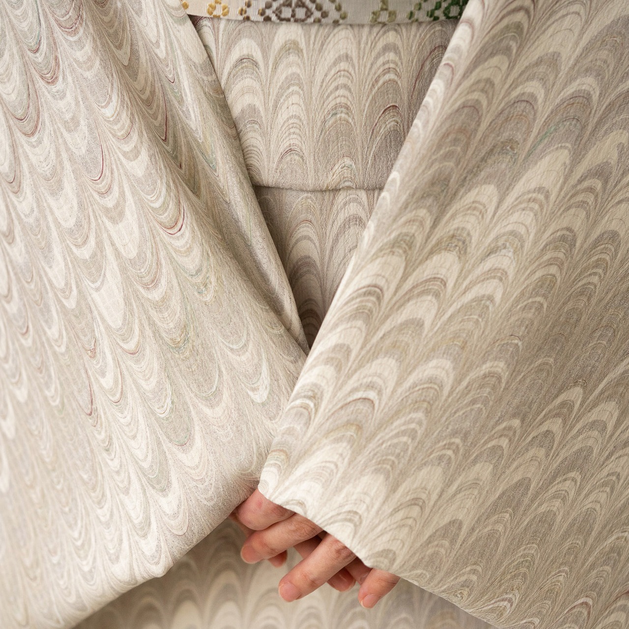 「薄香（うすこう）」斜めピーコック柄〜洗えるきもの（シルジェリー格子柄）〜