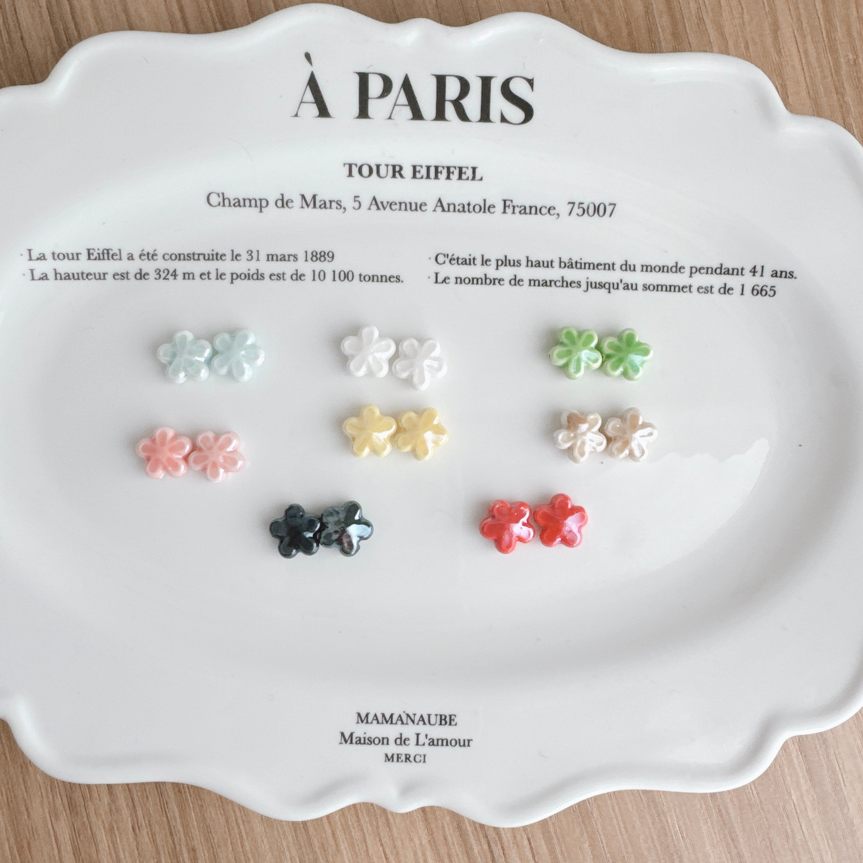 ゴールド白プレートお花ポイントお名前ネックレス