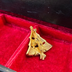 Christmas gold tree brooch