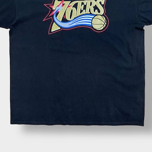 【majestic】NBA 76ers バスケットボール フィラデルフィア・セブンティシクサーズ 2X ビッグシルエット プリント Tシャツ ロゴ ナンバリング 3 バックプリント アレン・アイバーソン 半袖 夏物 us古着