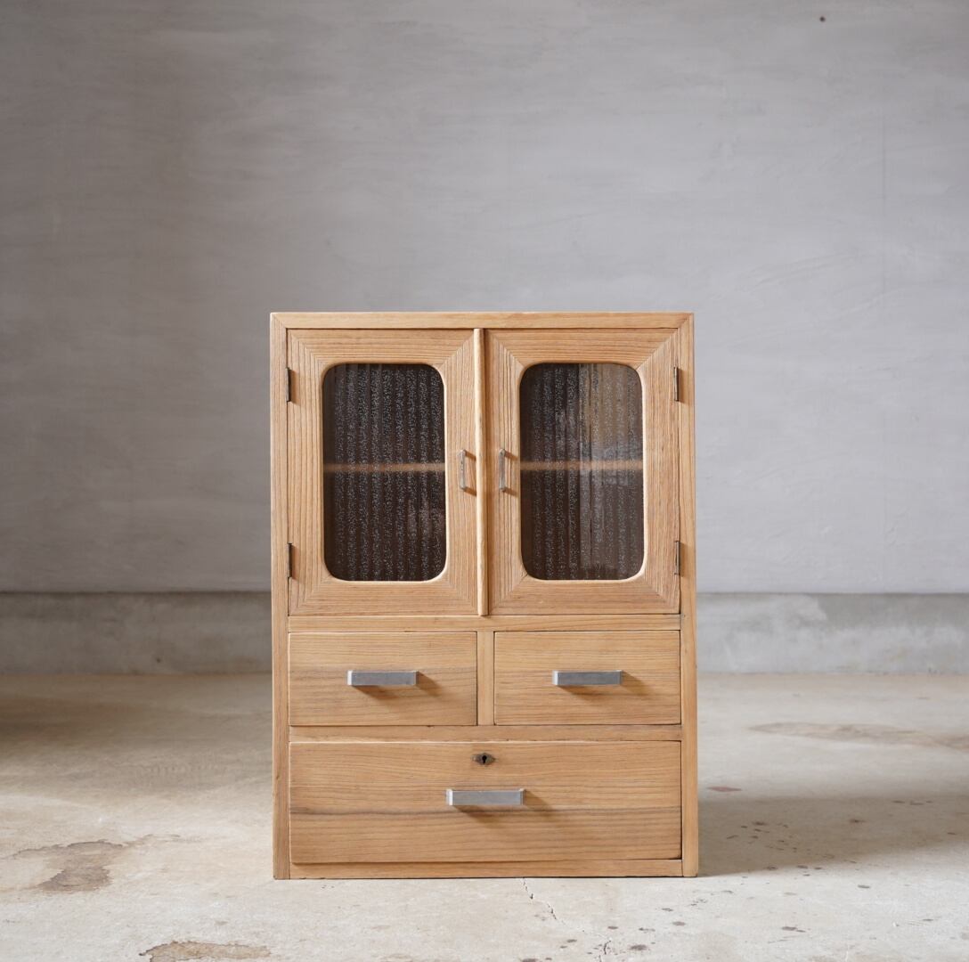 古い開き戸のキャビネット