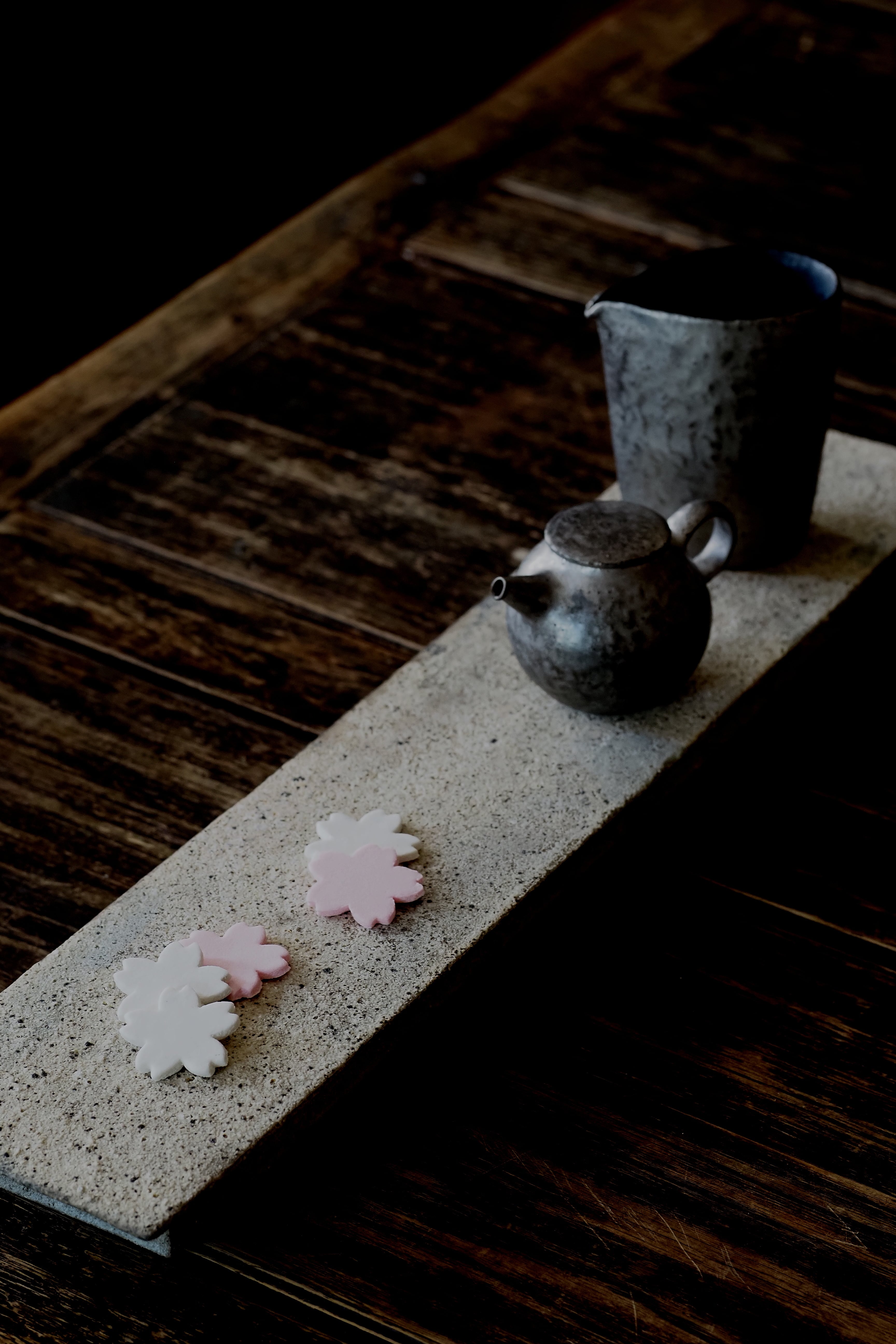 村上 躍 90. 白灰化粧陶板型掛花入 | 陶屋なづな