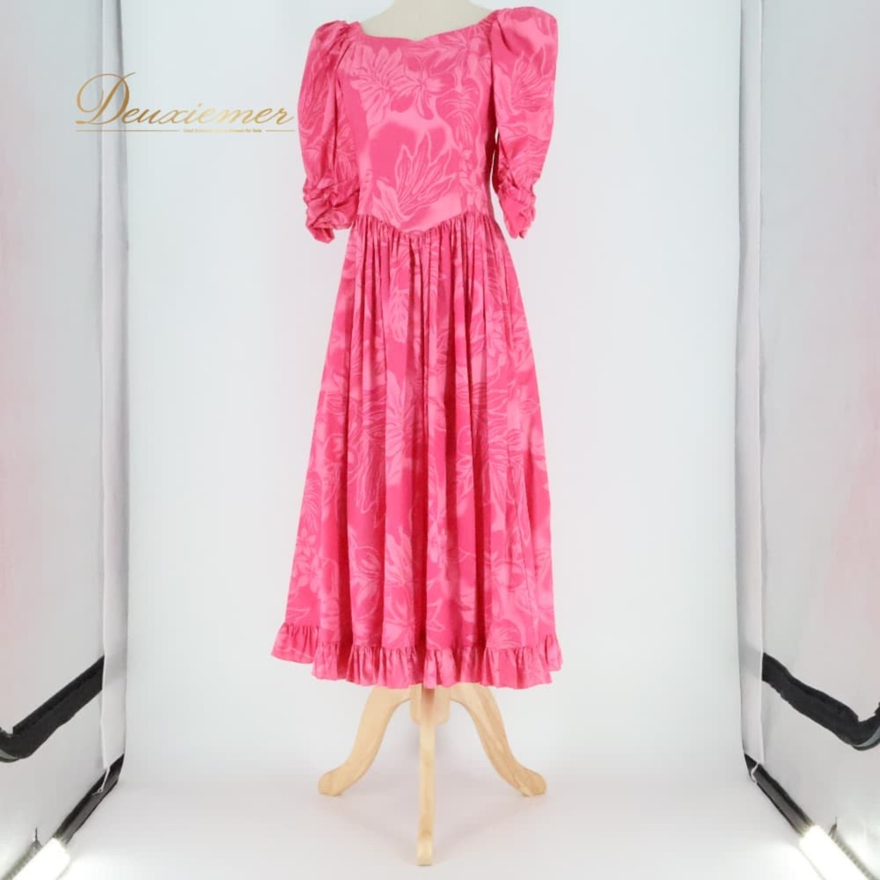 フラダンス 衣装 CC Fashions CCファッション ワンピース ドレス ピンク系 ハワイ製 ワンカラー 長袖 フリル プルメリア柄 ラウアエ柄 かわいい 華やか 鮮やか 明るい ハワイアン アロハ ハワイアンプリント フラ ダンス レッスン 練習