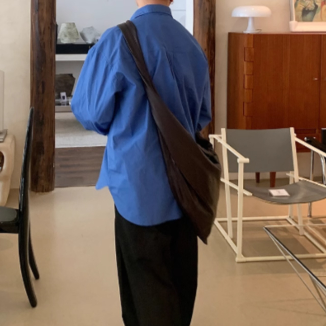 シンプルモダンブルーシャツ　0823