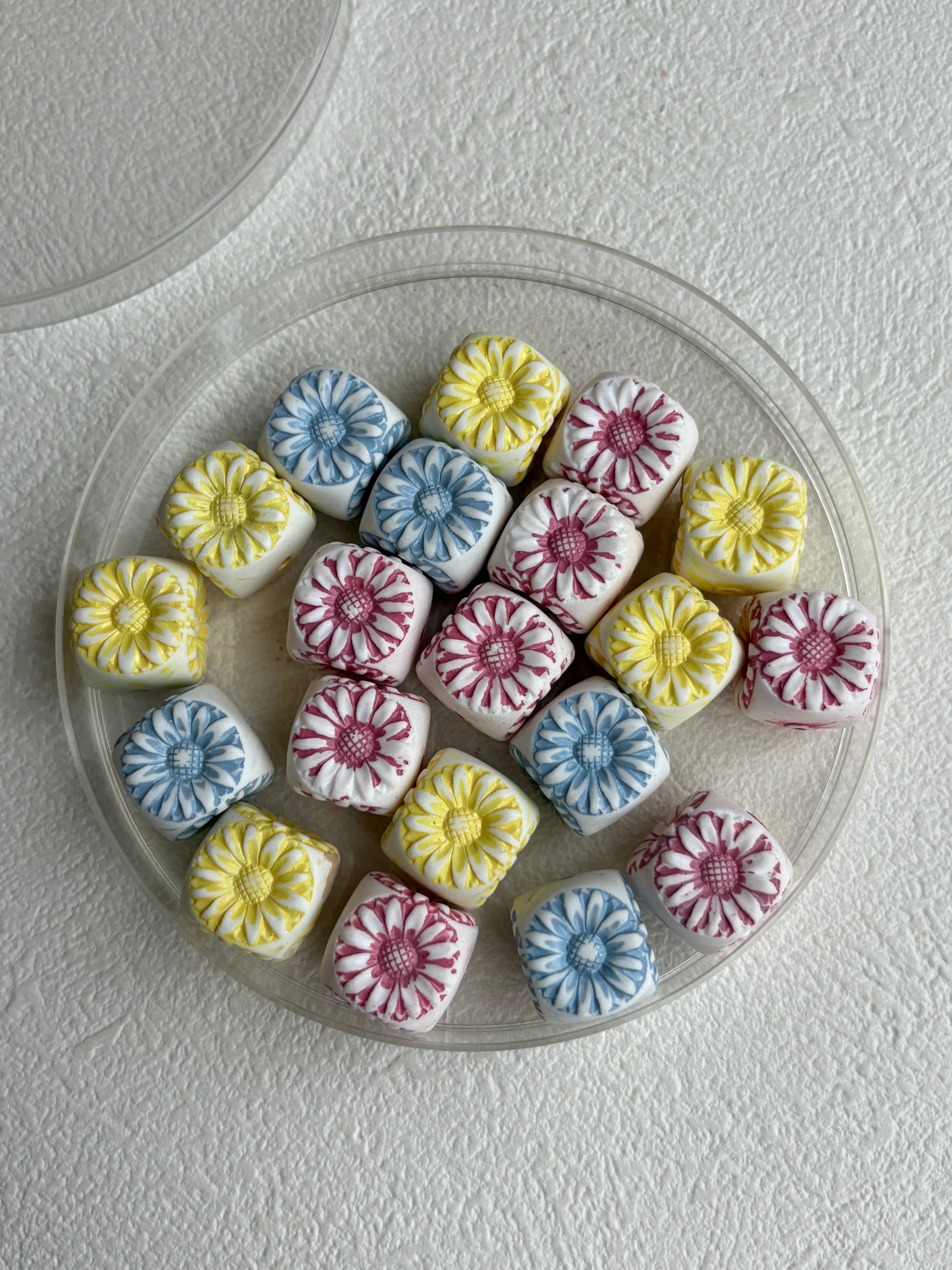 ドイツVintage ルーサイビーズ デイジー キューブ型ビーズ ピンク/イエロー/ライトブルー アクセサリーパーツ