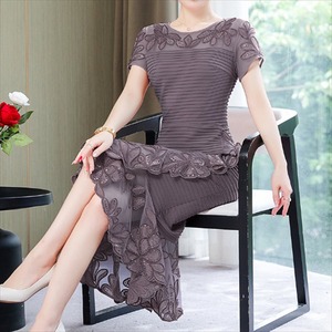 【送料無料】 ロングドレス 4色 ドレス 衣装 ワンピース パーティドレス アシンメトリー丈 マーメイド 袖あり 半袖 ラウンドネック Aライン フレア フリル 透け感 シースルー 刺繍 エレガント 上品 可愛い きれいめ シンプル シック コンサバ 華やか おしゃれ お洒落 主役級 こなれ感 高見え 高級感 花柄 夏 20代 30代 40代 レディース 女性用 結婚式 二次会 パーティ 演奏会 ファッション スタイル 体型カバー 大きめ ブラック レッド グレー ピンク くすみカラー 大人カラー