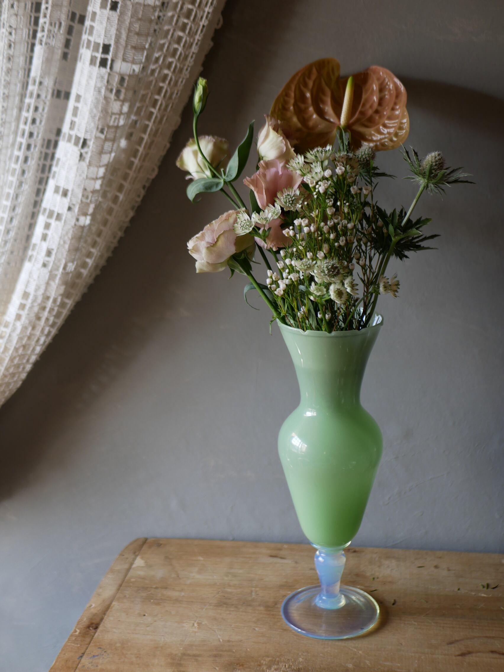 ミントグリーンのオパリンガラス クリスタルガラス フランスアンティーク ブロカントのある暮らし