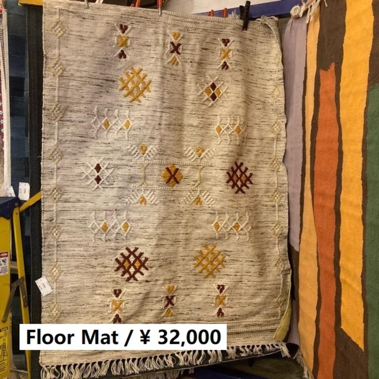 TOPANGA Homefurnishing　トライバルエンブロイダリーウールフロアラグマット　アイボリー　140×200cm　フロアマット　羊毛　刺繍　二人掛けソファ