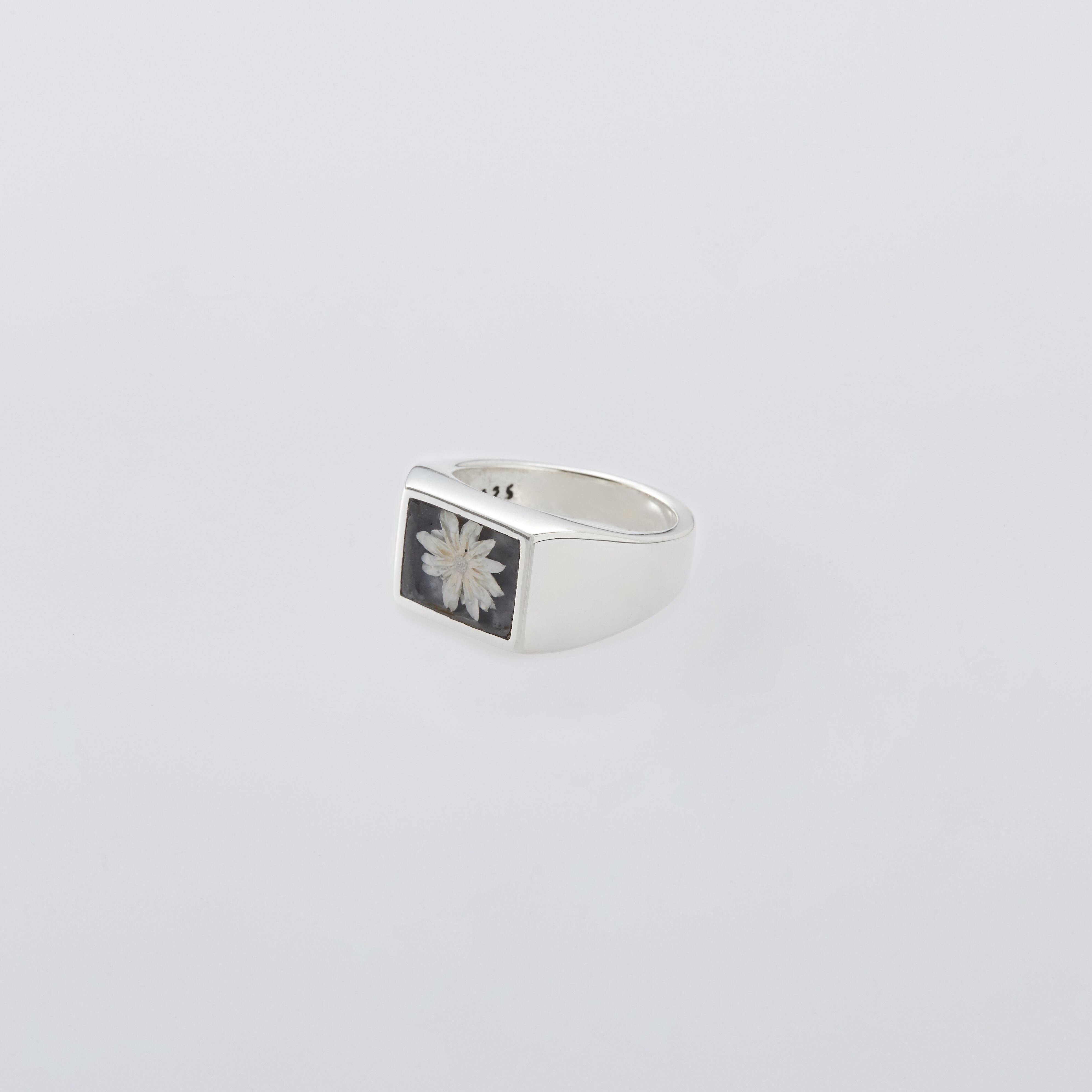XOLO JEWELRY ショロジュエリー】SIGNET RING WITH GREY FLOWER