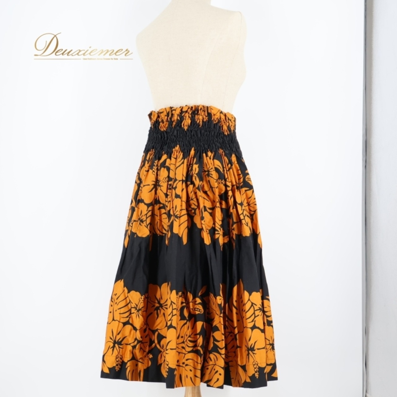 フラダンス 衣装 パウスカート ブラック系 ハイビスカス柄 ハワイアンプリント アロハ フラワープリント レッスン 練習 シングル スカート かわいい 華やか 大人っぽい シック オレンジ系 黒 橙 フラ ダンス ハワイアン カジュアル おしゃれ フレアスカート ダンス衣装 ファッション レディース