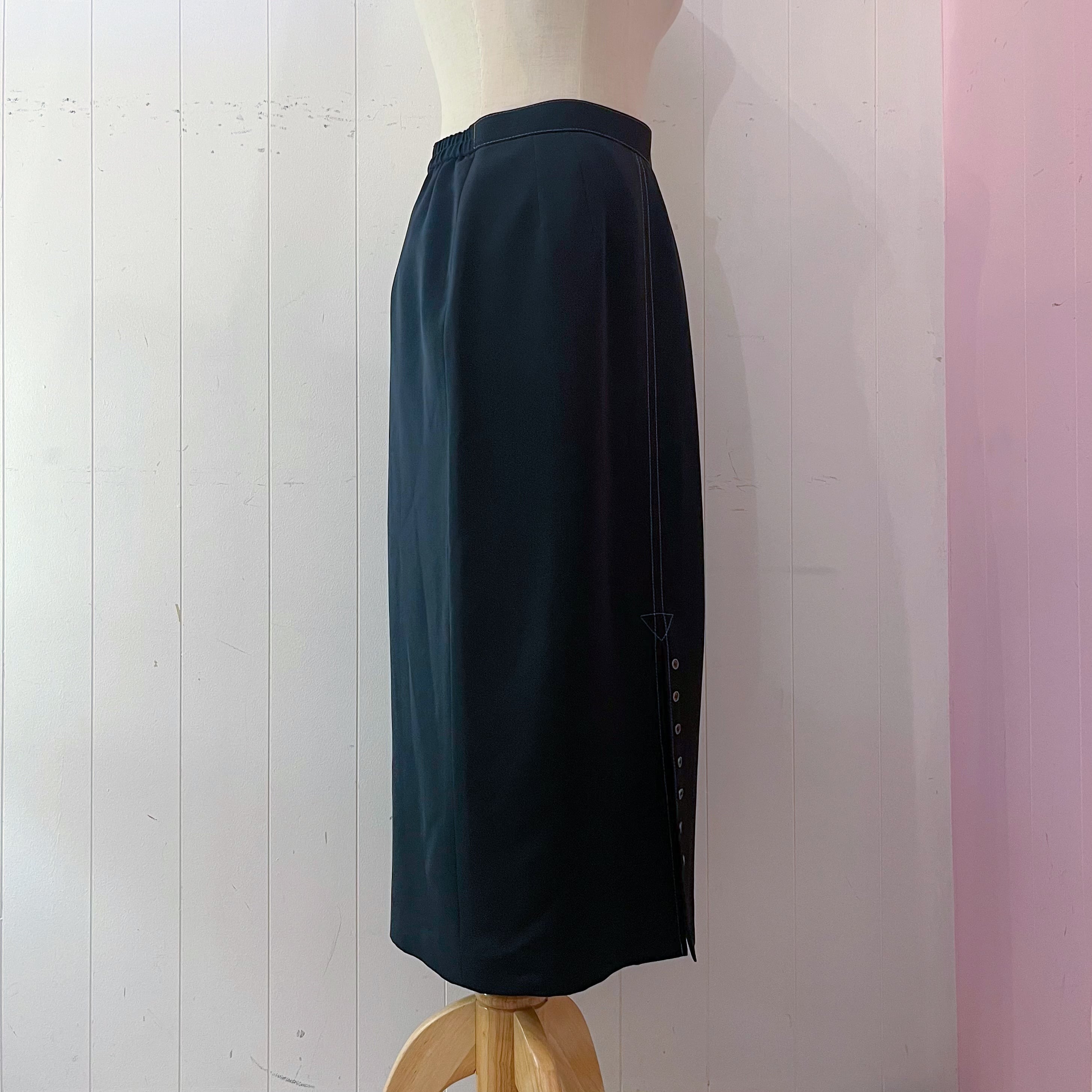 front slit button black skirt