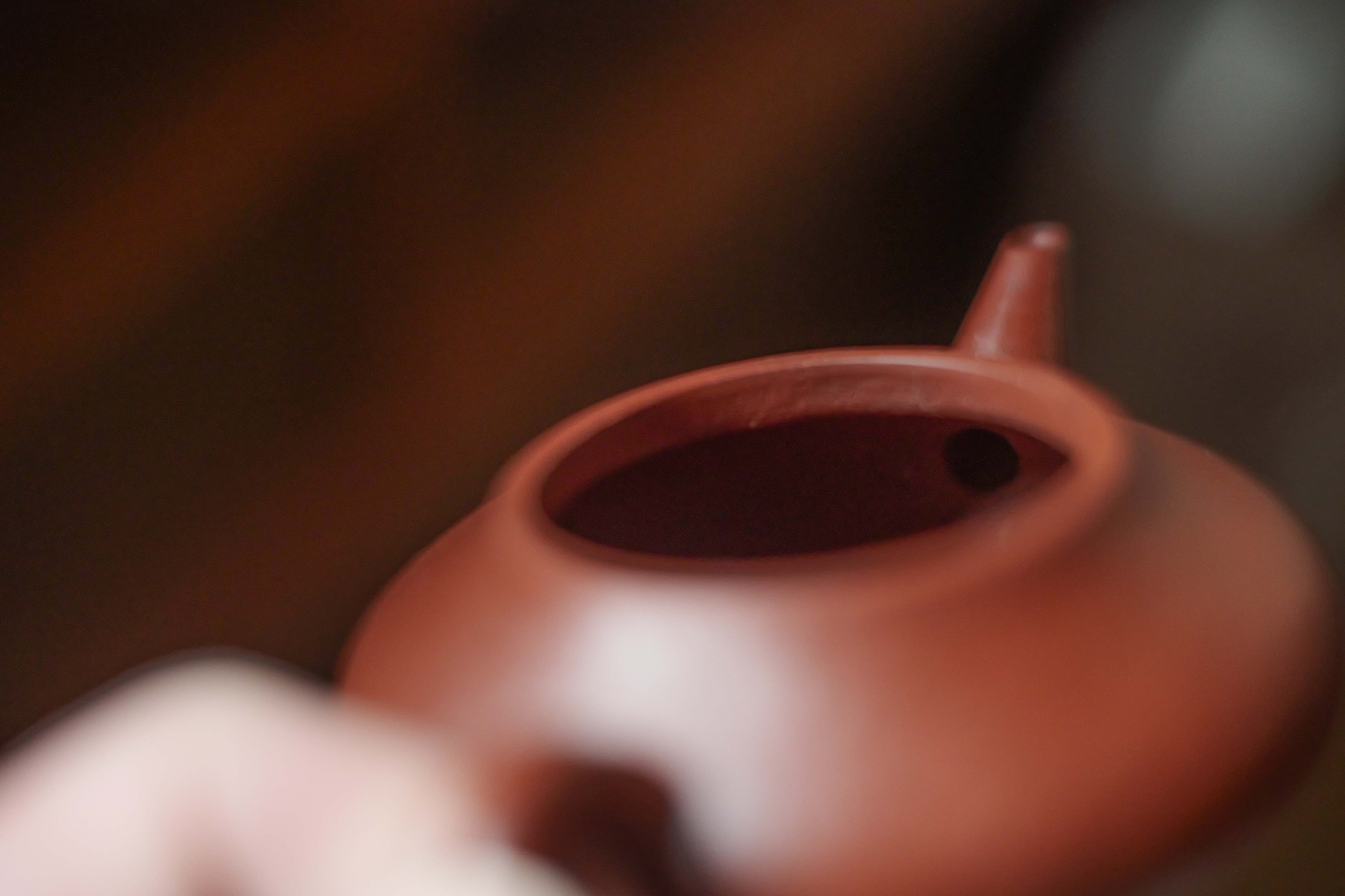 ヴィンテージ 宜興紫砂壺「寅春水平」（満水約140cc）・八目老朱泥