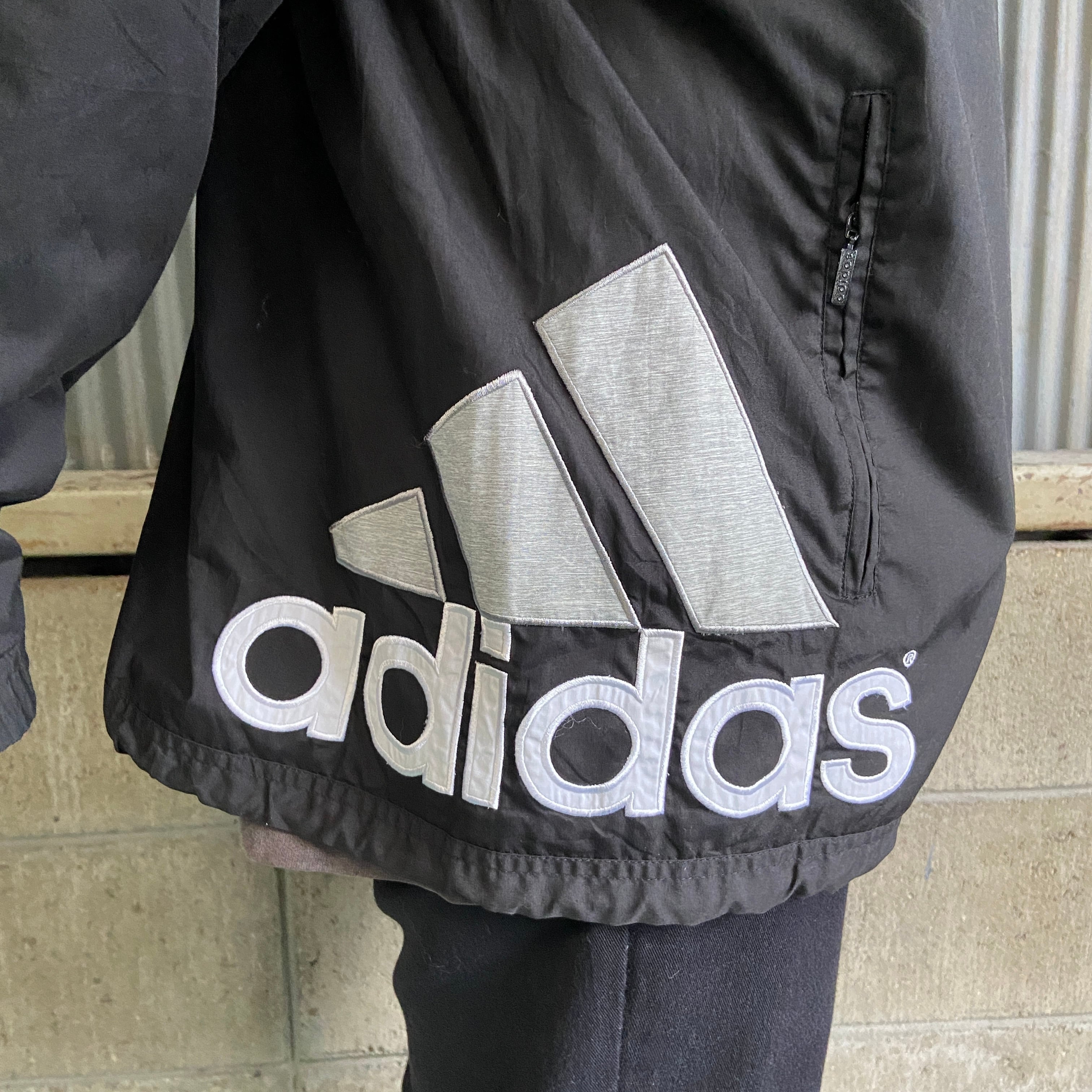 adidas ナイロンジャケット　カーキ　ワンポイント刺繍　ストリート　スポーツ