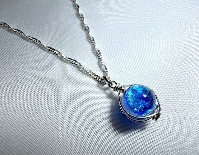 琉球ホタルガラス【蓄光】ネックレス　宮古アイランドブルー8mm アーティスティックワイヤーデコレーション