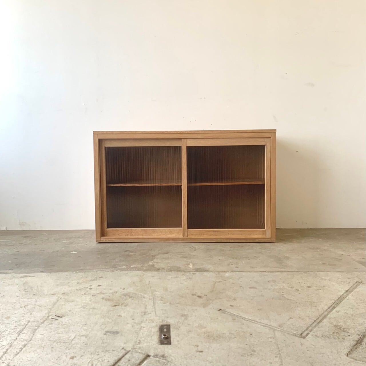 ストライプガラスのキャビネット　古家具　0442