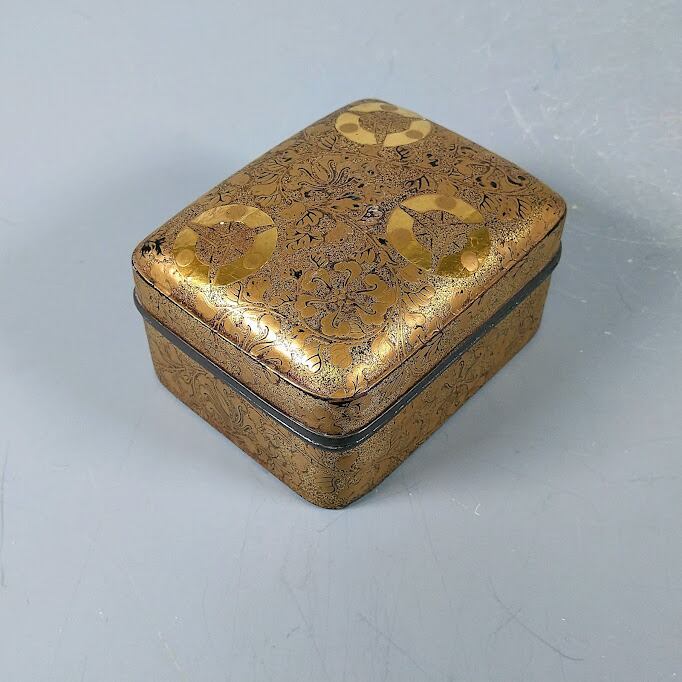 ZL305 時代物 黒漆塗 梨地 金彩縁 松に橘金蒔絵沈箱 六小箱付 縦14cm