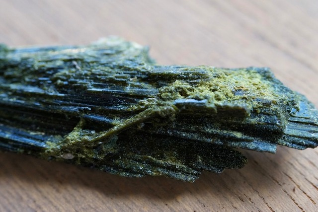 エピドート　緑簾石　Epidote