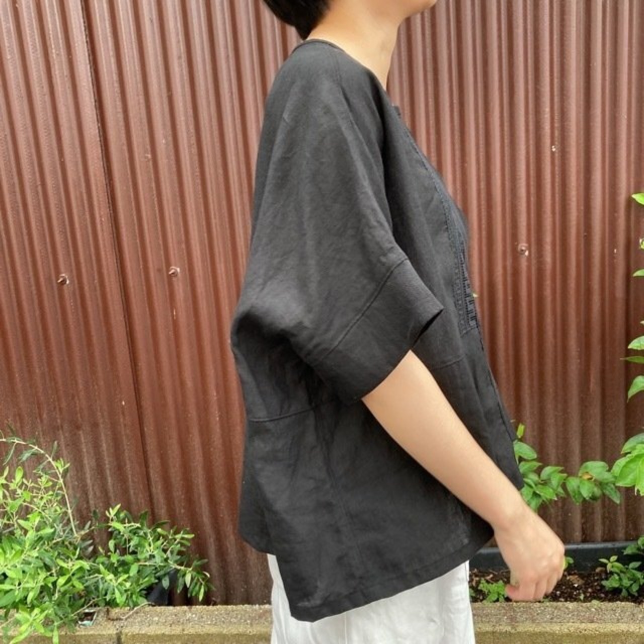 UNIVERSAL TISSU(ユニヴァーサルティシュ) 　トリプルワッシャーリネンイタリアンフィレレースベーシックブラウス　クロ【送料無料】